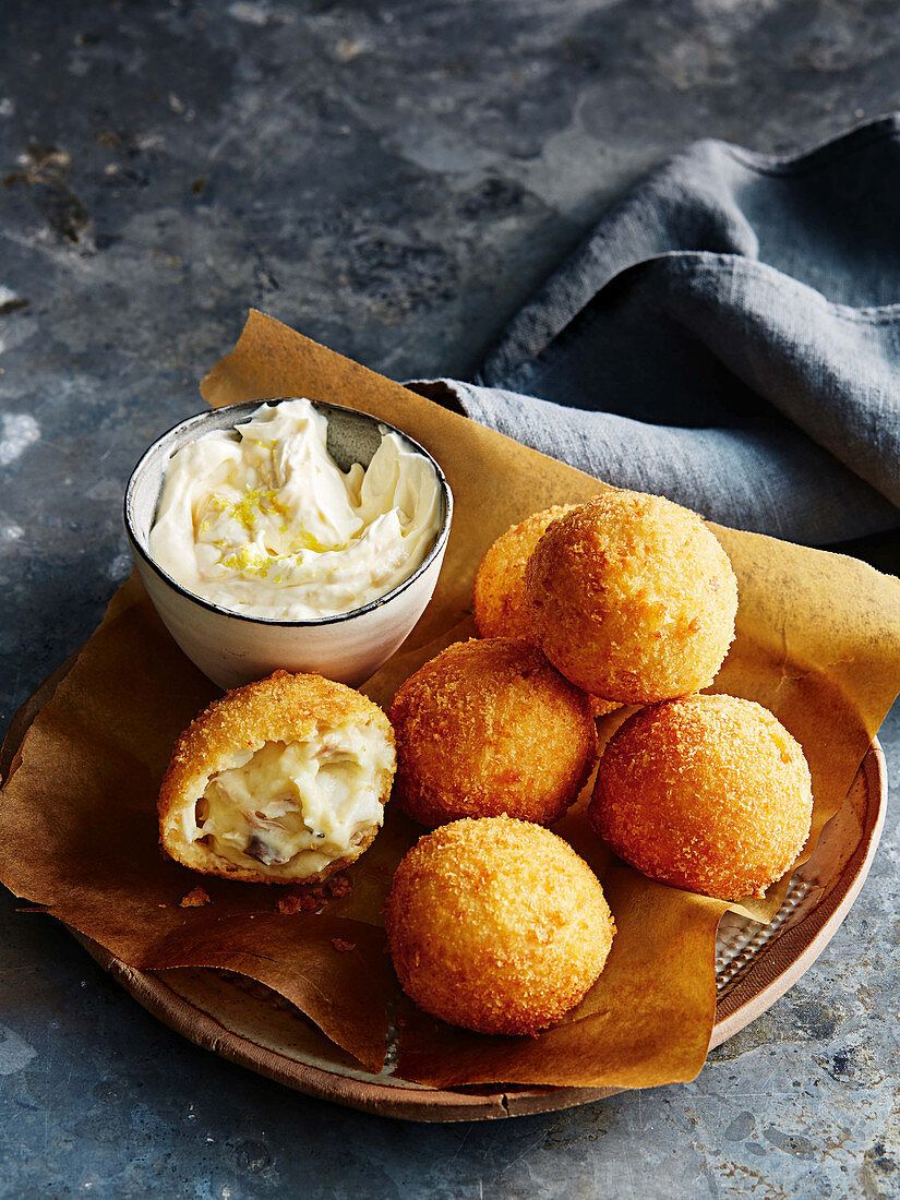 Frittierte Makrelenbällchen mit Meerettichdip