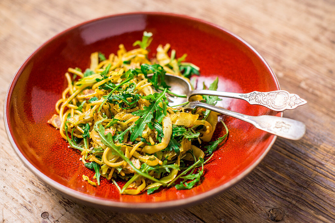 Noodles with white cabbage and rocket