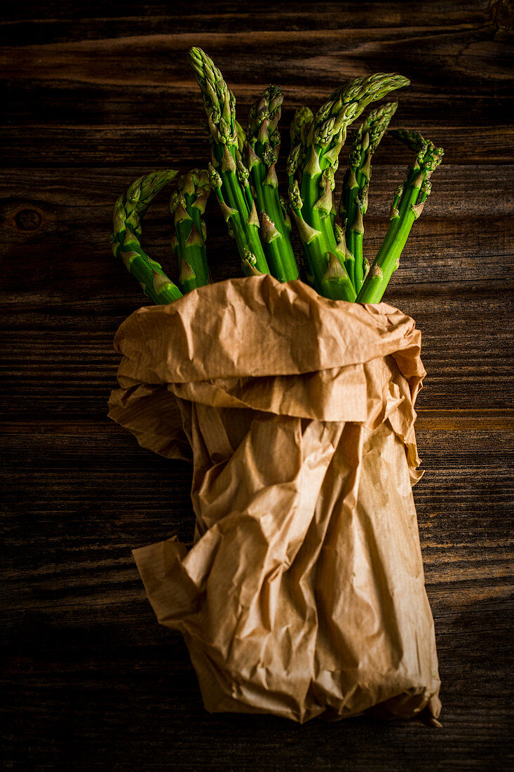 Grüner Spargel in Papiertüte