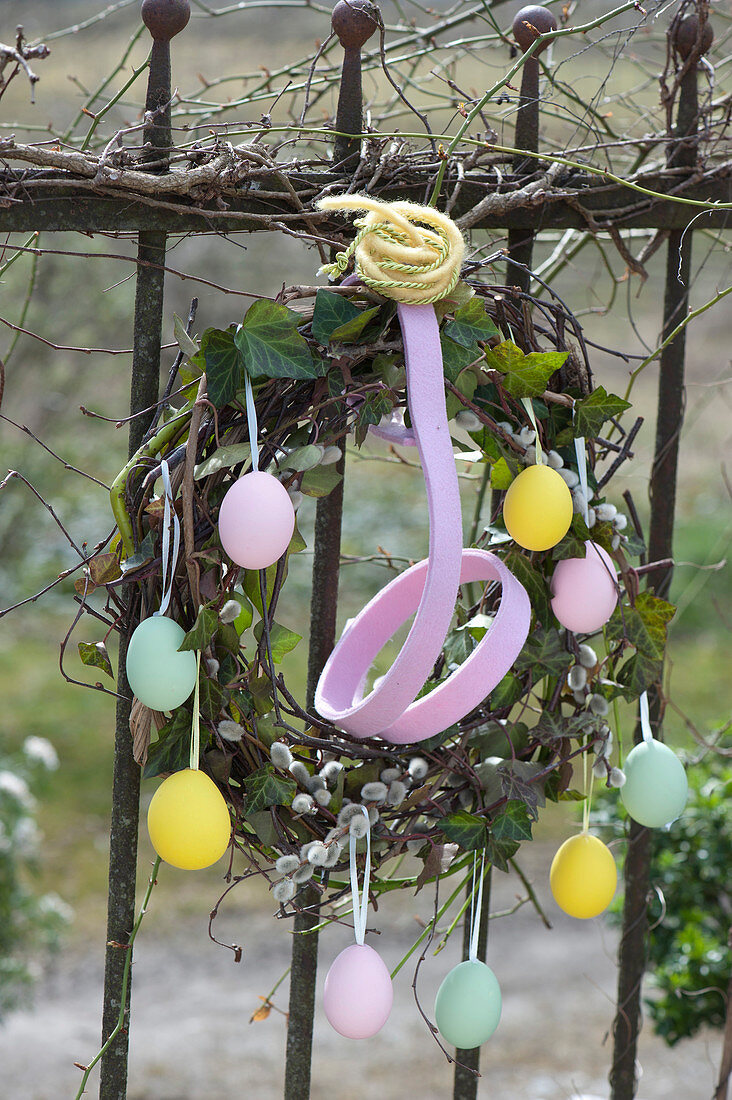 Osterkranz am Gartenzaun