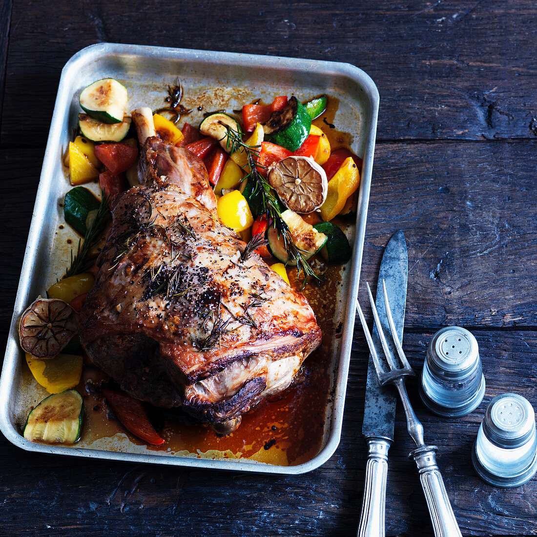 Leg of lamb with zucchini, garlic, thyme, paprika and lemon