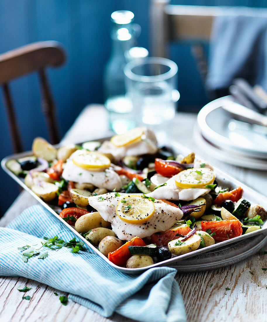 Gebackener Ofenfisch mit Kartoffeln, Gemüse und Zitrone