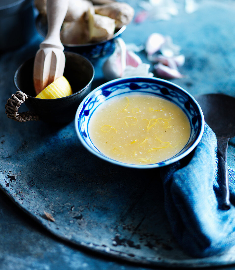 Lemon soup with garlic and ginger (China)