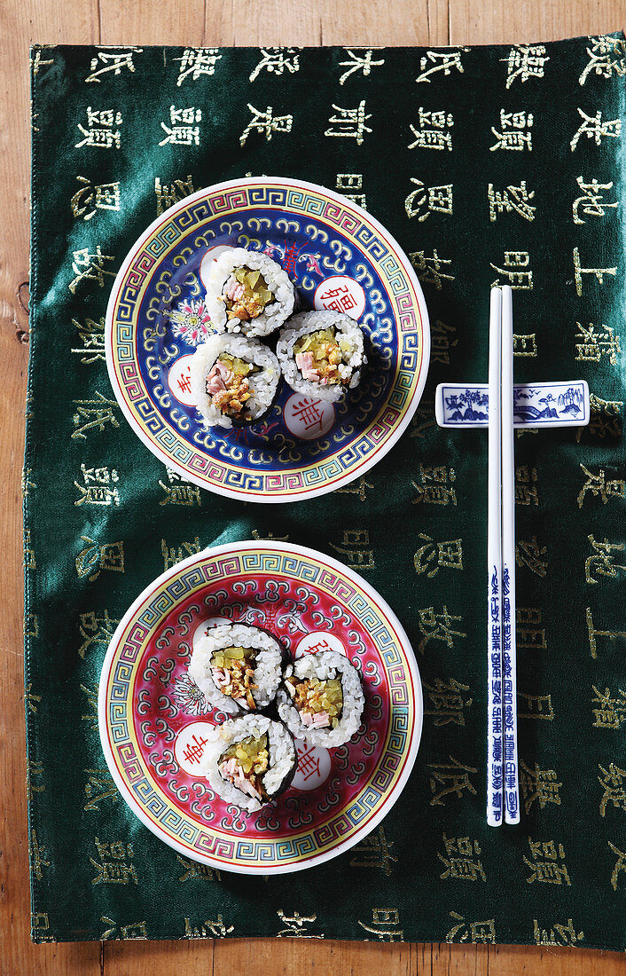 Sushi-Röllchen auf zwei Tellern