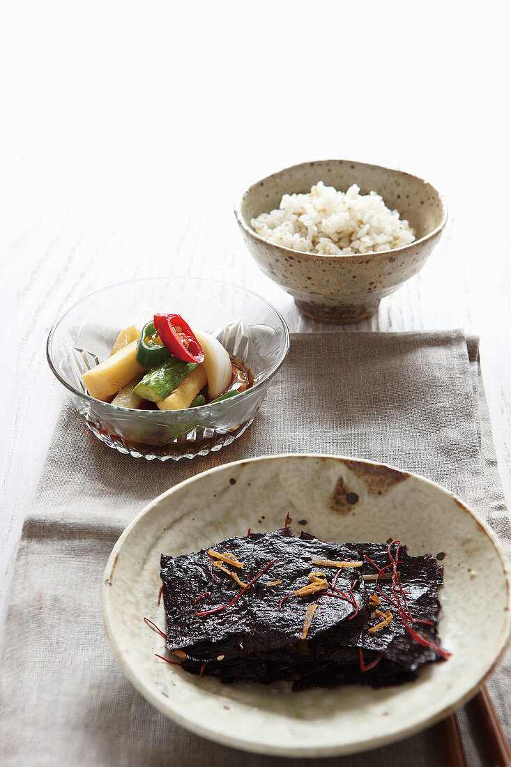 Noribatt, Jangachi (Eingelegtes Gemüse, Korea) und Reis