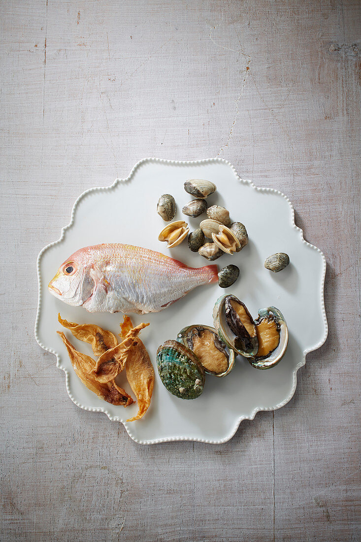 Seebrasse, Muscheln, Abalone und getrockneter Fisch (Aufsicht)
