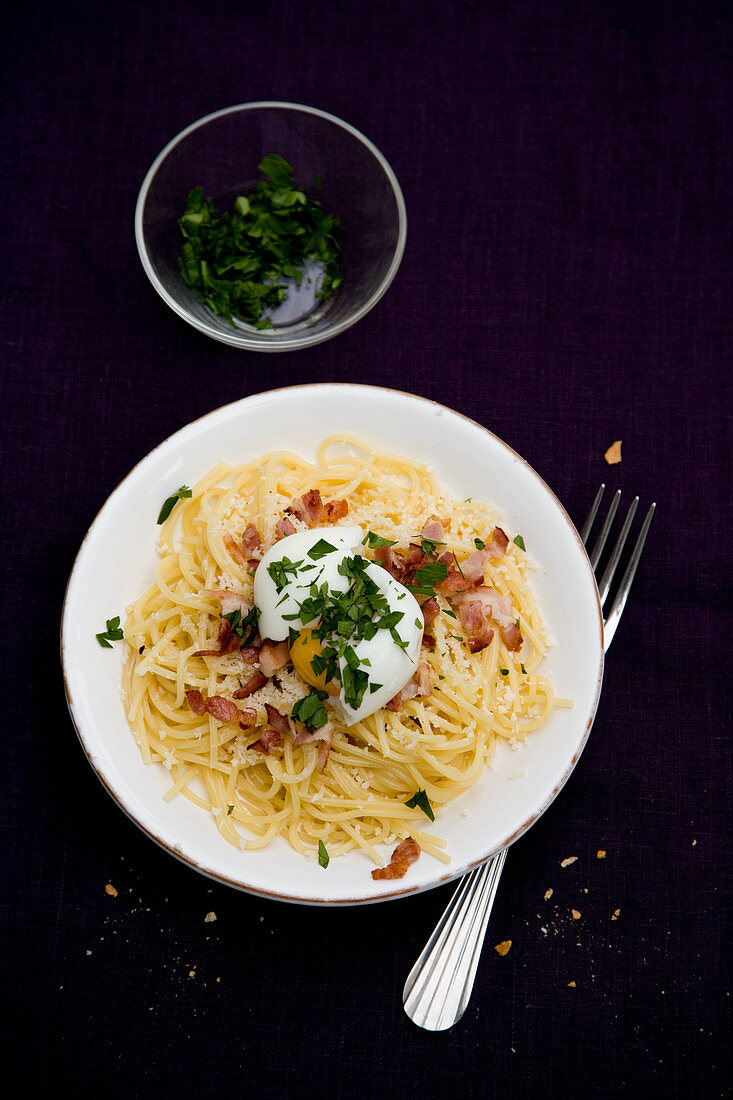 Spaghetti Carbonara mit pochiertem Ei