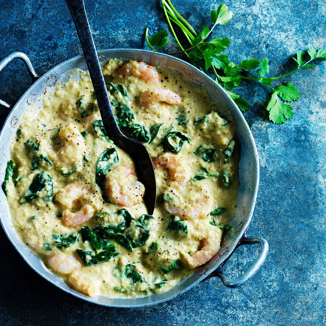 Shrimp curry with spinach and parsley