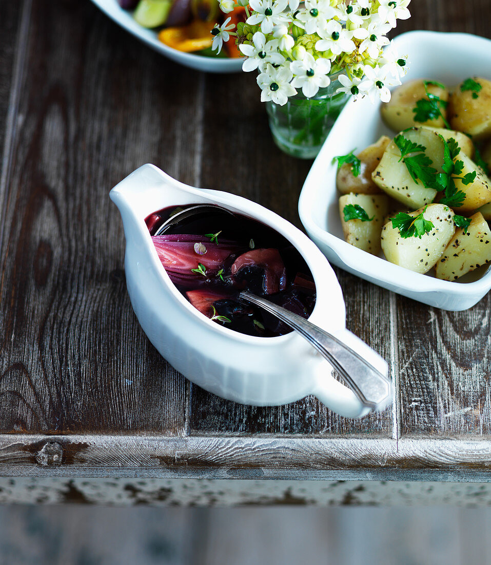 Gravy mit Rotweinschalotten und Petersilienkartoffeln