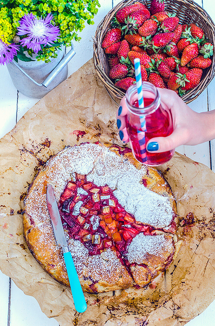 Erdbeer-Rhabarber-Pie mit Puderzucker