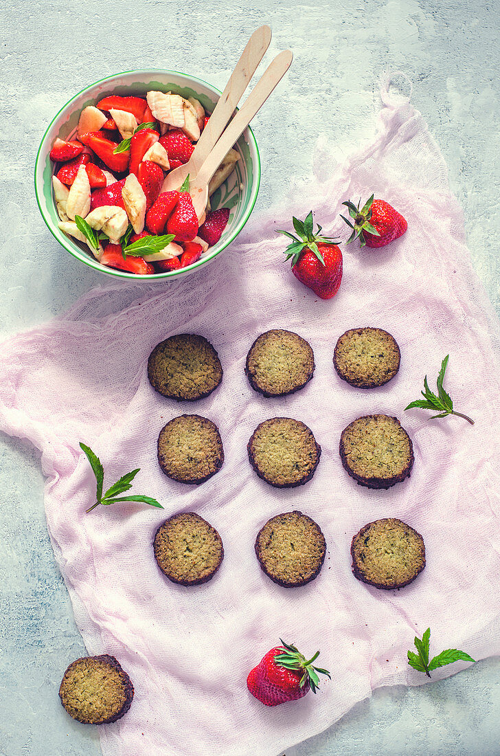 Kekse mit Fruchtsalat