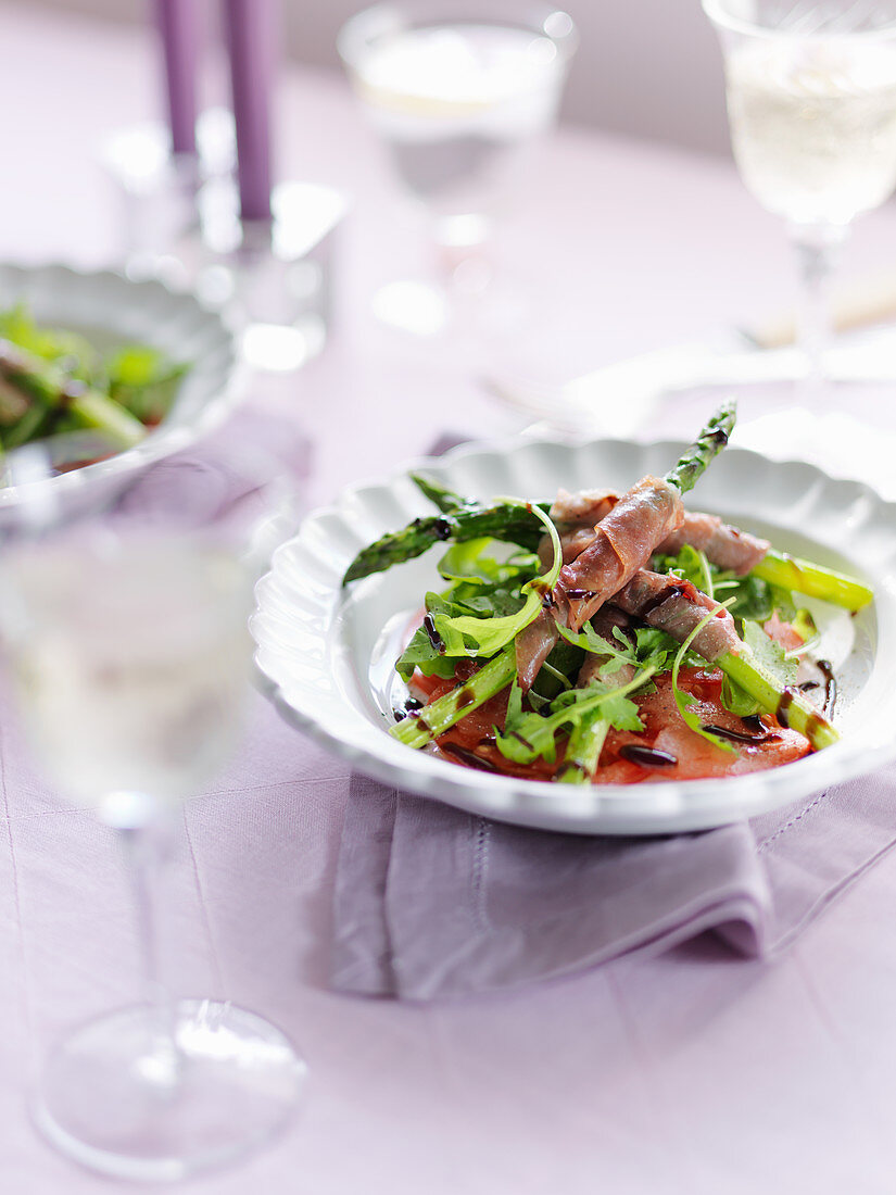 Spargel mit Parmaschinken, Rucola, Tomaten und Balsamico