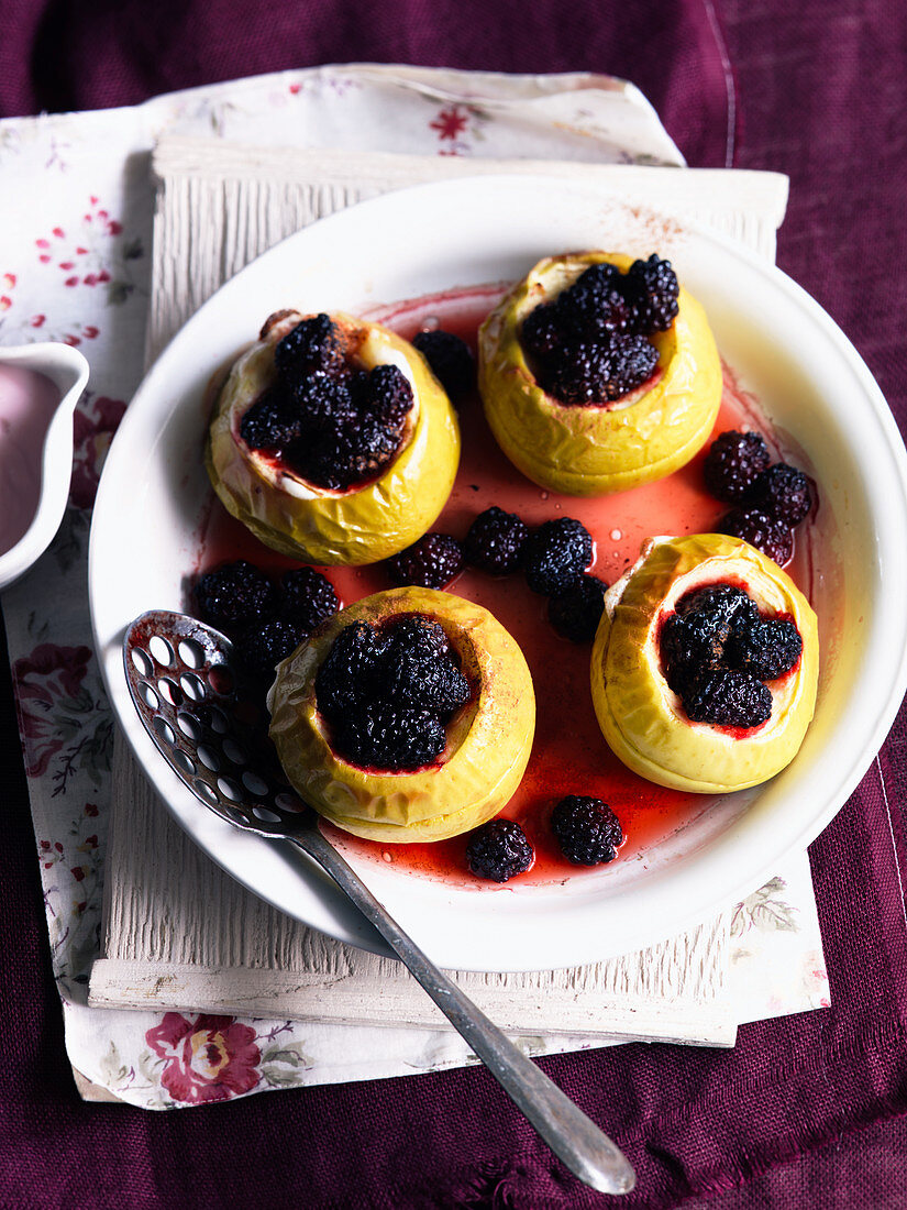 Baked apples with vanilla cream and blackberries