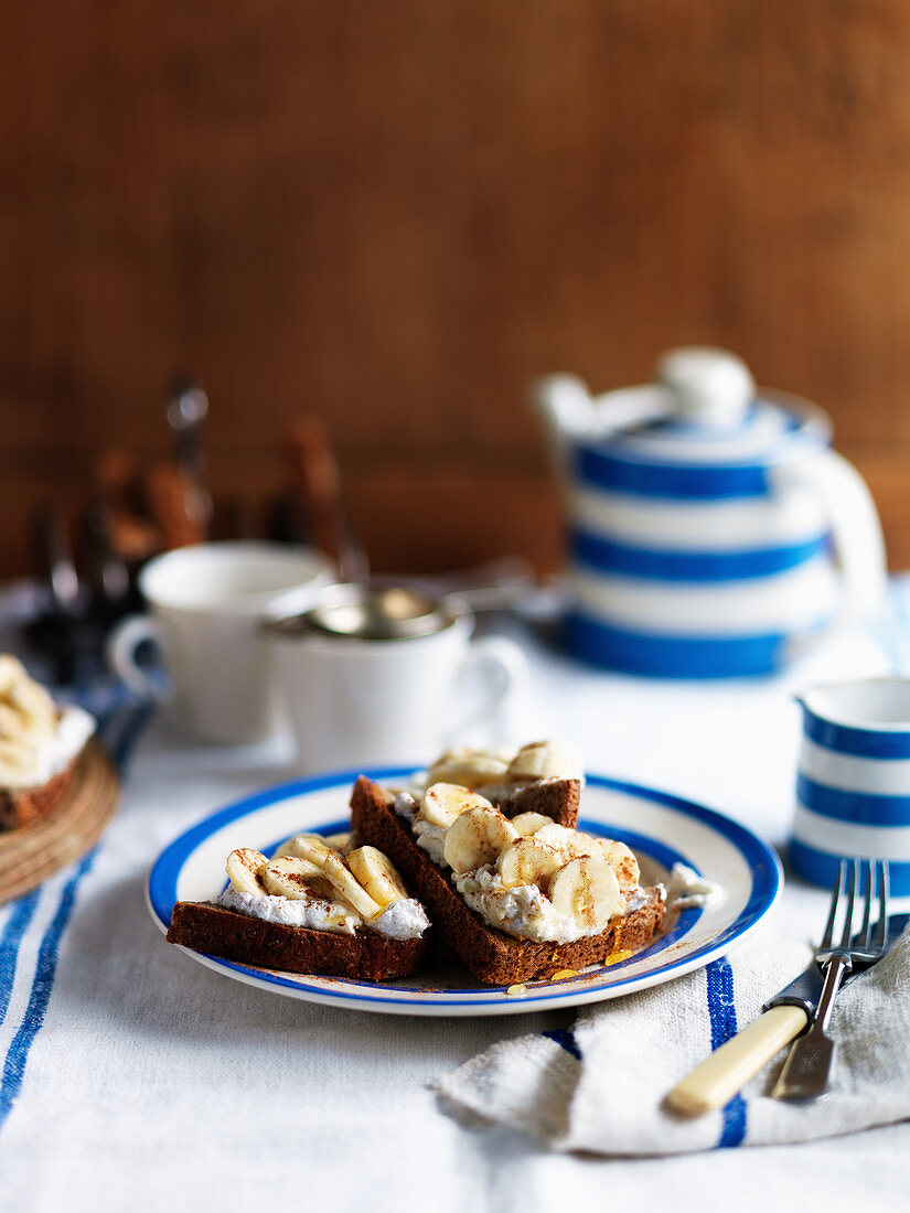 Bananentoast mit Sahne und Zimt zum Tee