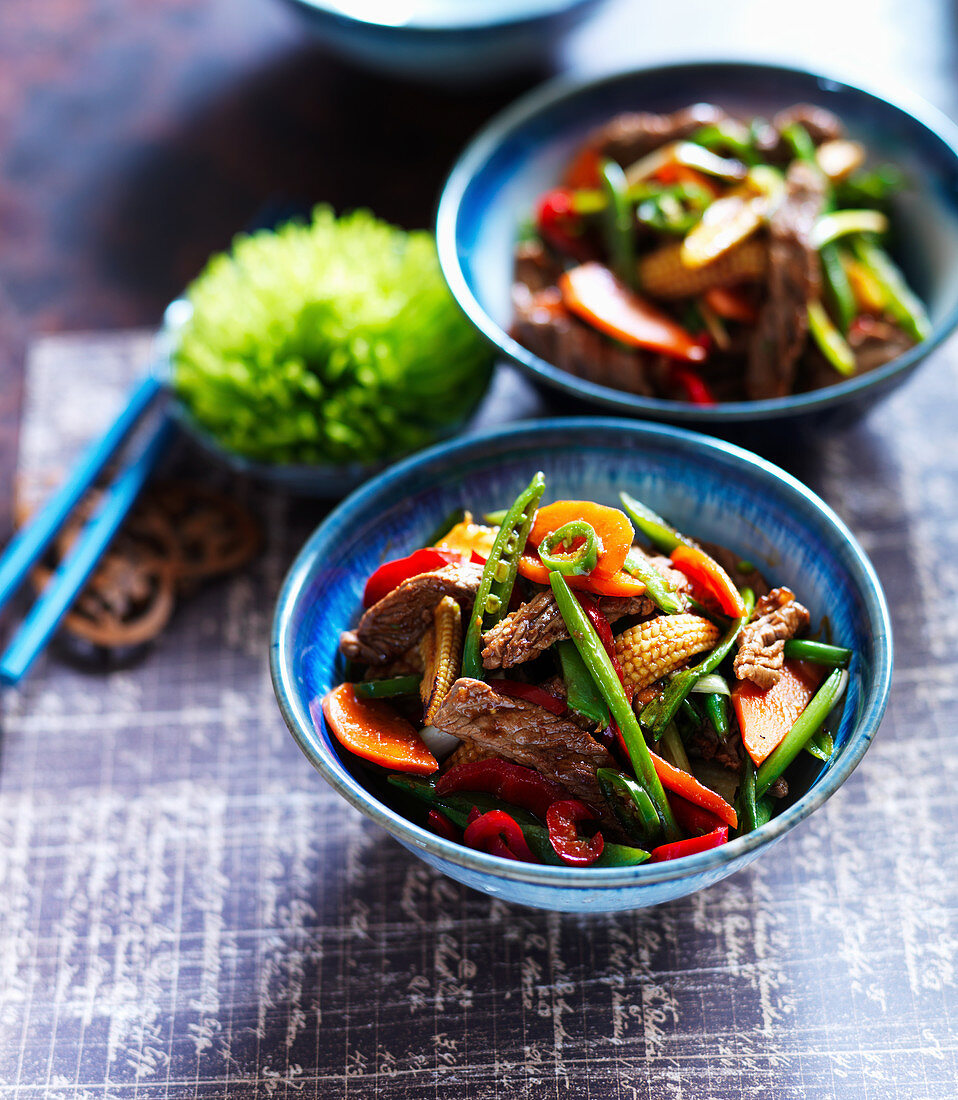 Chow Mein mit Rindfleisch, grünen Bohnen, Chilli, Babymais und Paprika (China)