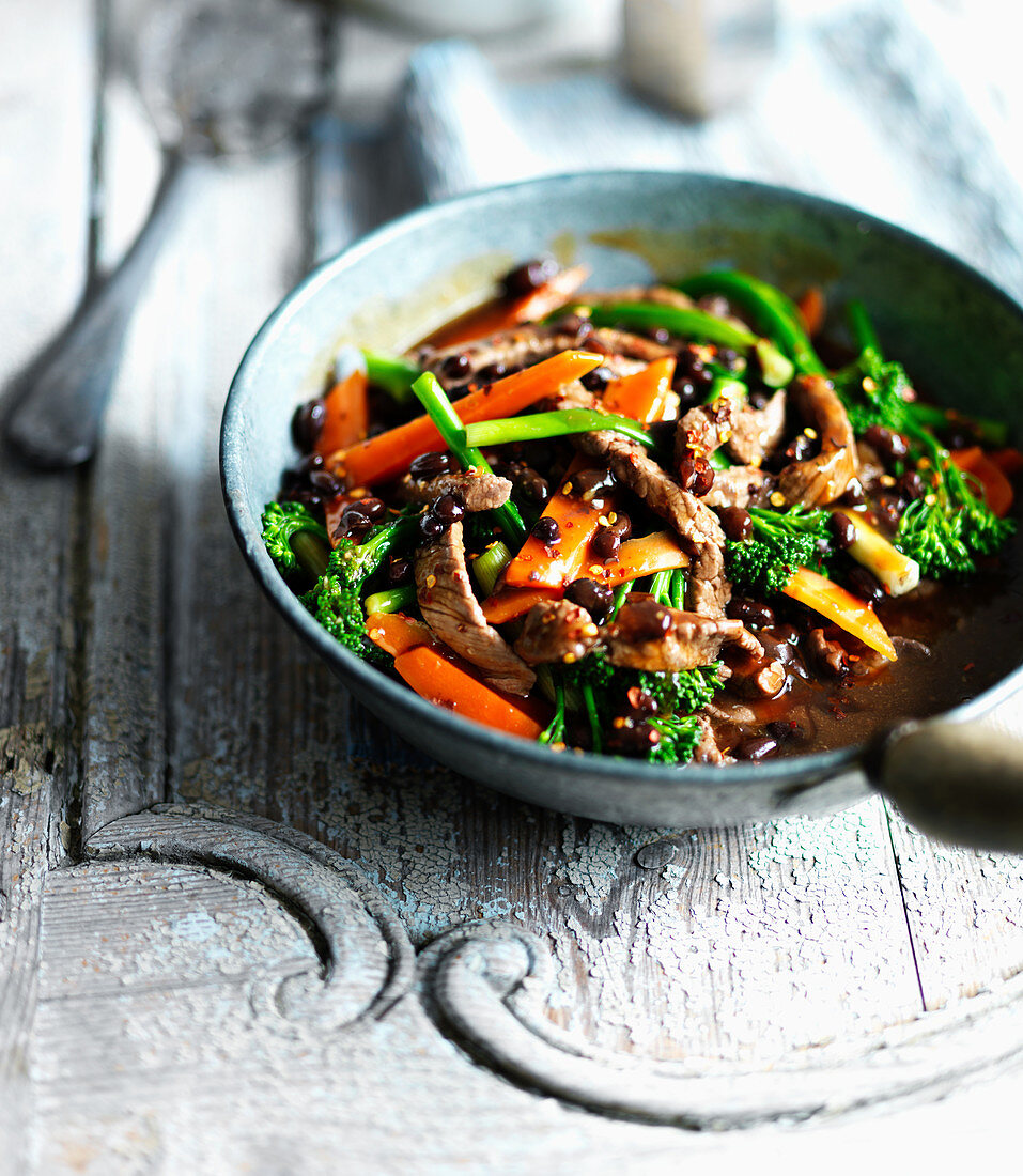 Beef with black bean sauce, broccoli and carrots (Asia)