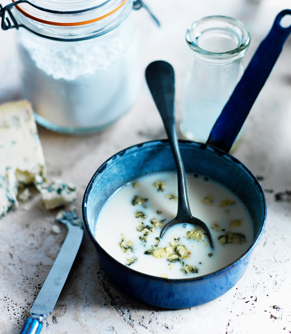 Blauschimmelkäsesauce mit Milch und Mehl im Stieltopf