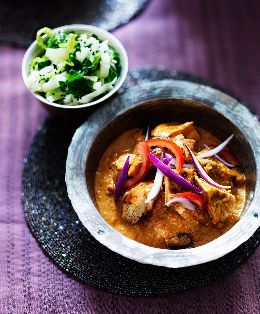 Hähnchen Tikka Masala mit roter Zwiebel, Paprika und Kohlsalat