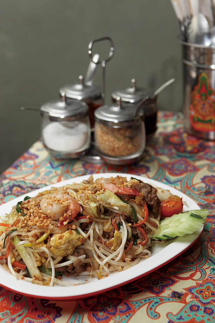 Phat Thai (Thai noodle dish with shrimps)