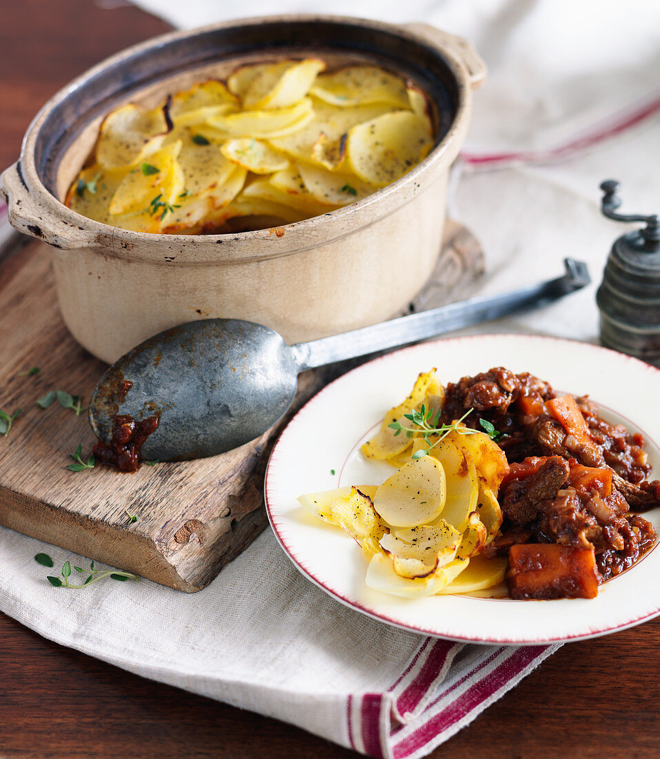 Hotpot mit Rindfleisch, Karotten und Kartoffelhaube