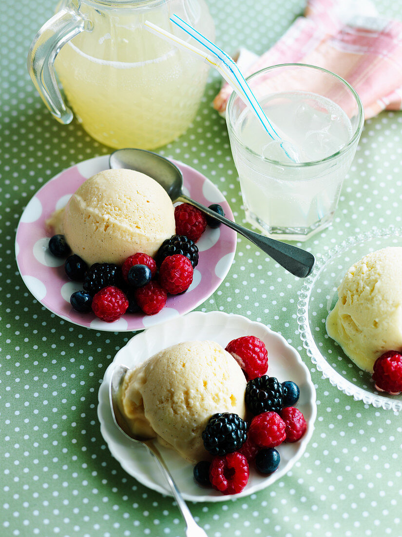 Vanilla ice cream with berries served with lemonade