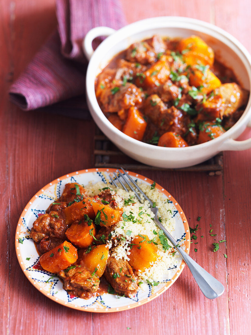 Lammtajine mit Karotten serviert mit Couscous