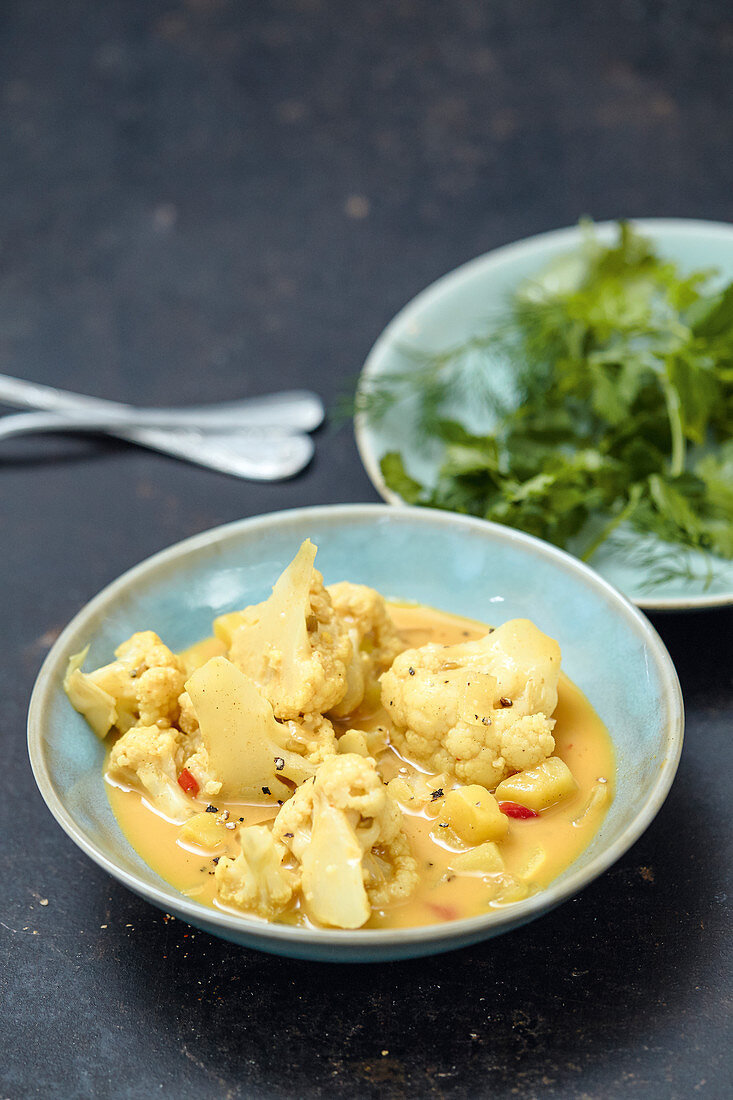 Vegetable curry with cauliflower