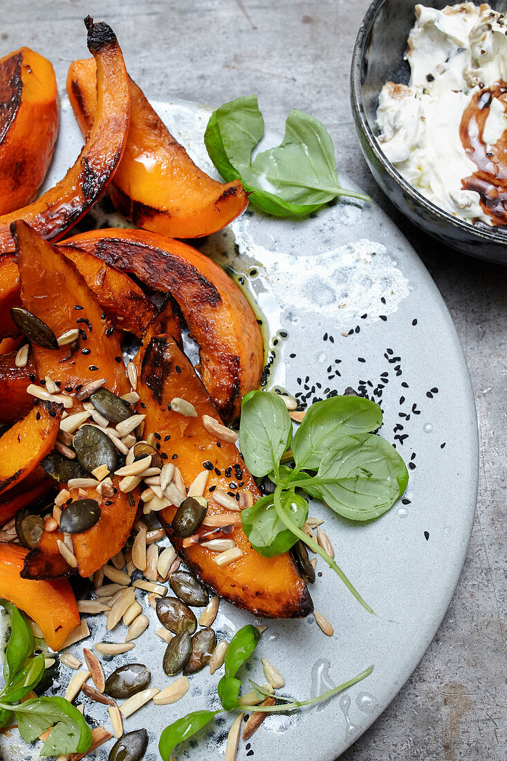 Kürbis-Wedges mit Auberginen-Granatapfelsirup-Joghurt