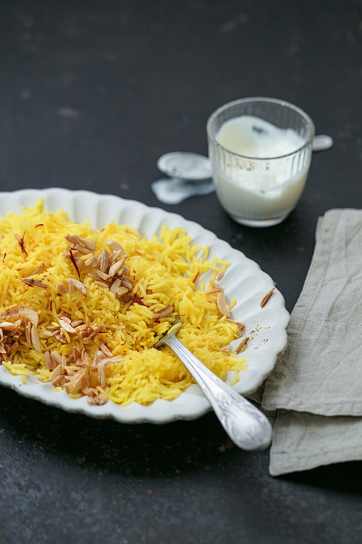 Safran-Mandel-Reis mit Joghurt