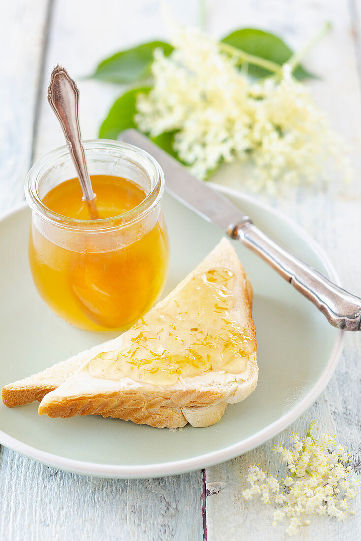 Holunderblütengelee auf Toastbrot zum Frühstück