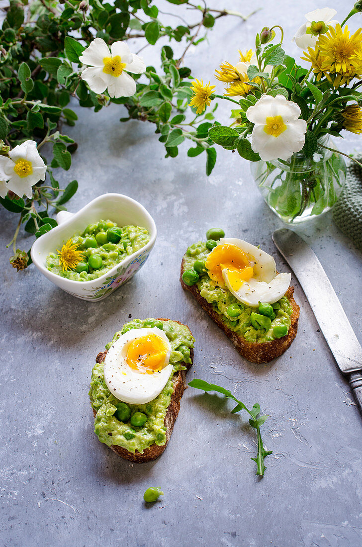 Frühlingshafte Bruschetta mit Erbsen-Löwenzahn-Hummus und gekochten Eiern