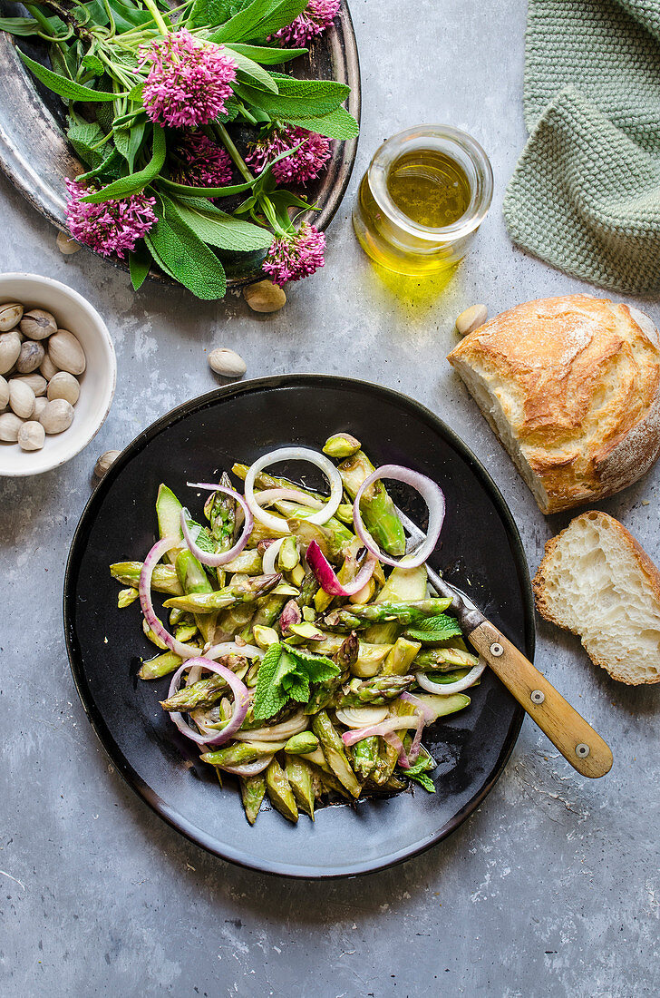 Spargelsalat mit grünem Spargel, Pistazien und rotem Zwiebeldressing