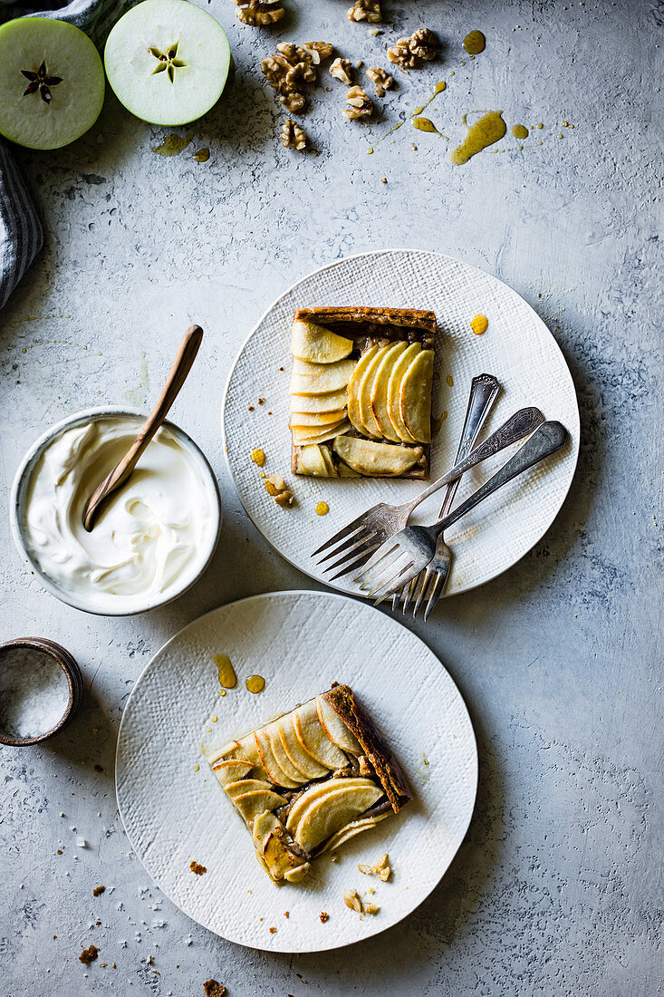 Buchweizen-Galette mit Apfel, Ahornsirup und Walnuss-Frangipane