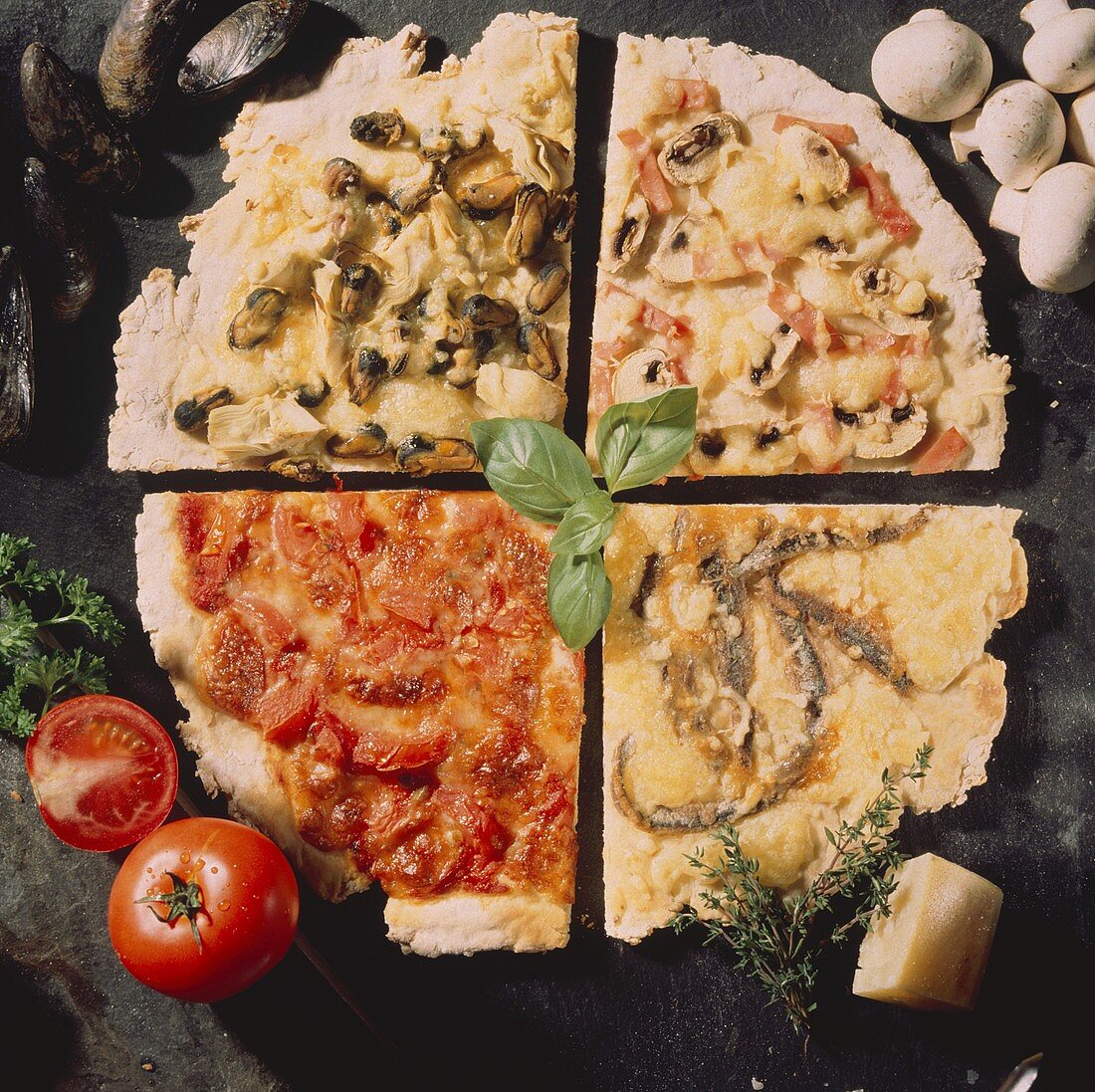 Vier Stück Pizza: mit Sardinen,Champignons,Muscheln & Tomaten