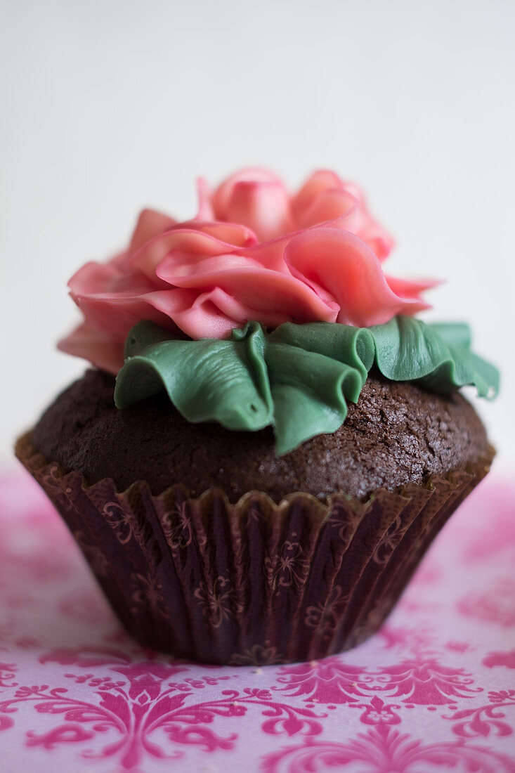 Cupcake mit großer Zuckerrose