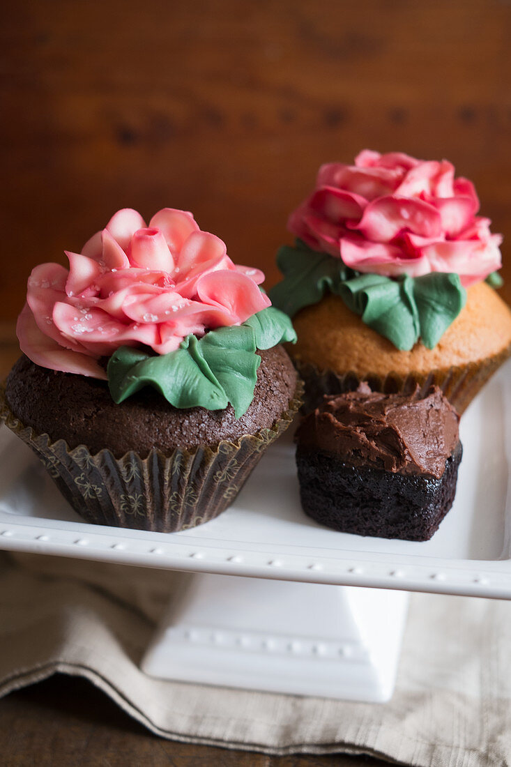 Cupcakes mit großer Zuckerrose auf Etagere