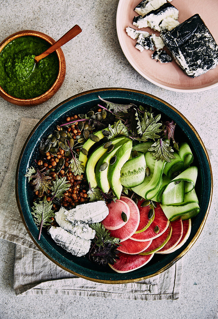 Salat mit Wassermelonenrettich, Asche-Ziegenkäse, Grünkohl und Salsa Verde