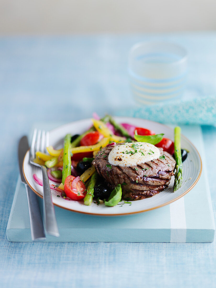 Gegrilltes Rindersteak mit Paprika, Spargel, Tomaten, Oliven und Basilikum