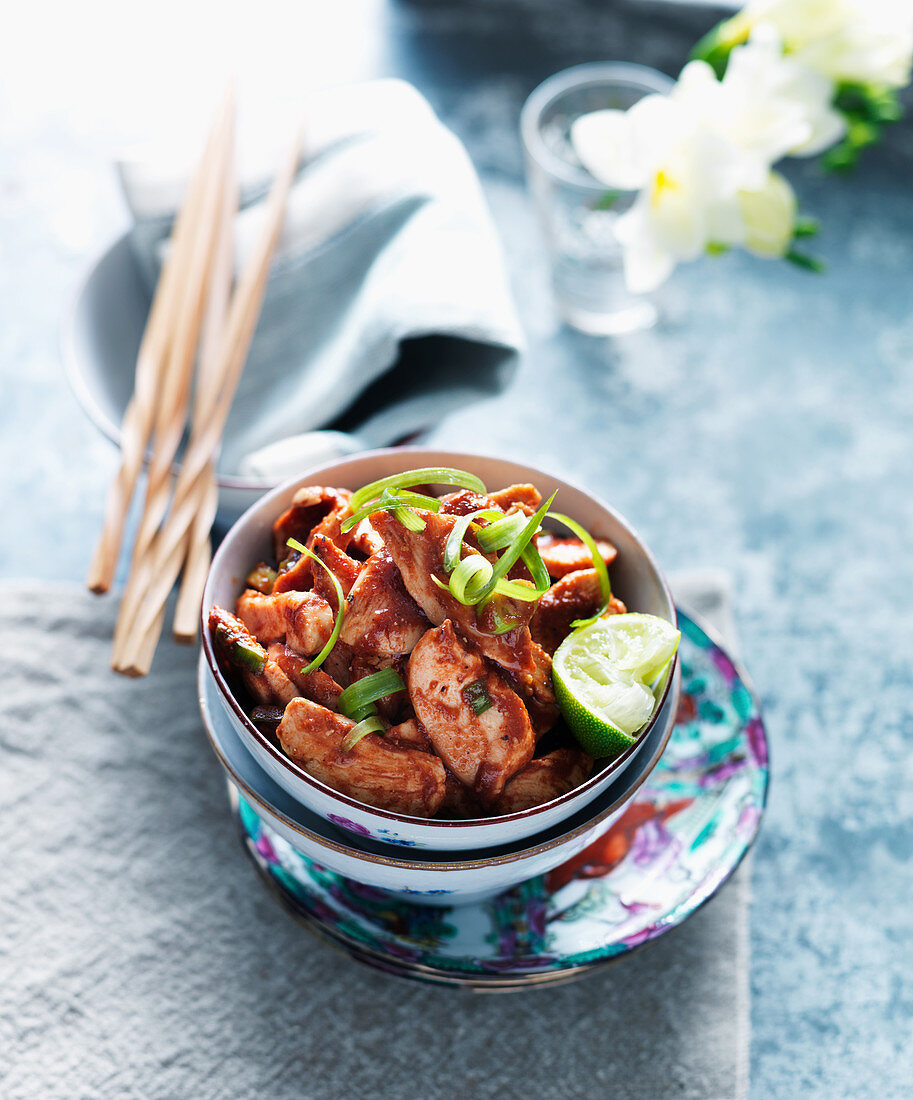 Sweet and sour chicken with lime and spring onions (Asia)