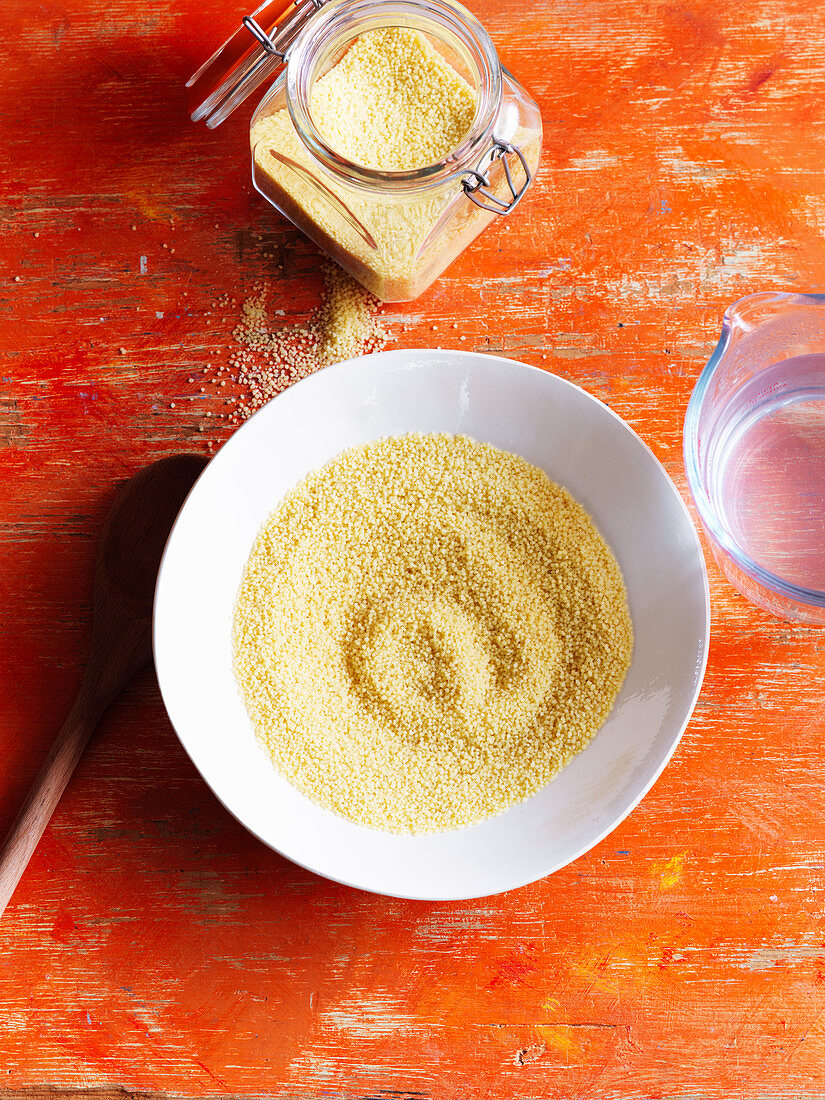 Couscous im Glas und auf Teller