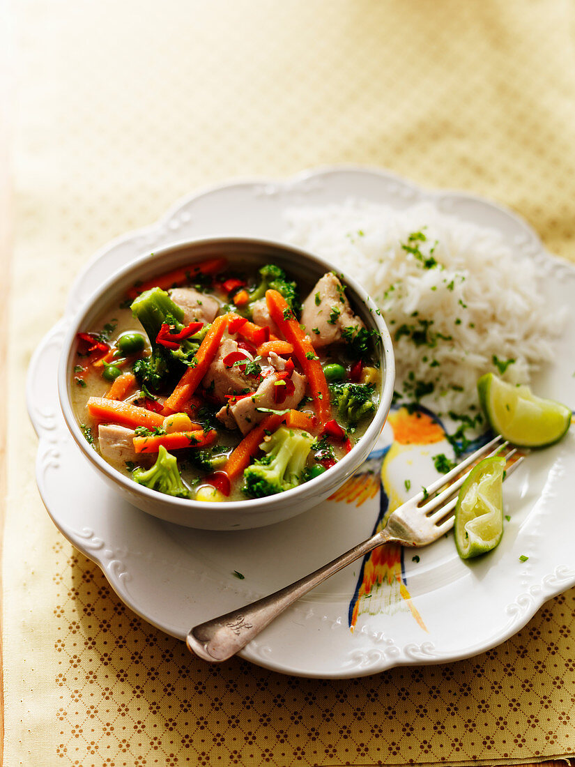 Green chicken curry with broccoli, carrots, limes and rice (Thailand)