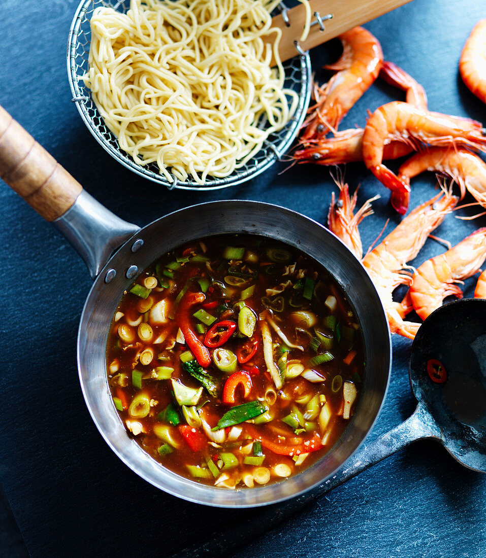 Vegetable sauce with peppers and spring onions, king prawns and noodles (Thailand)