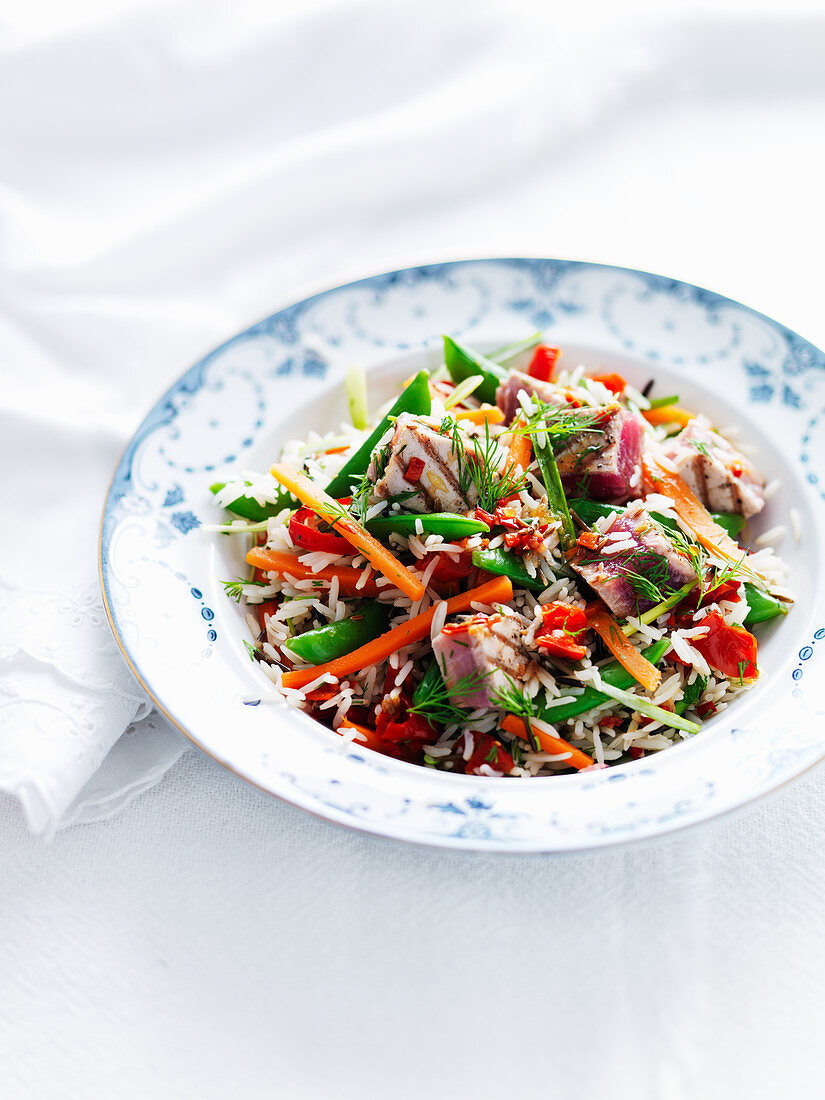 Wild rice salad with carrots, peppers and tuna