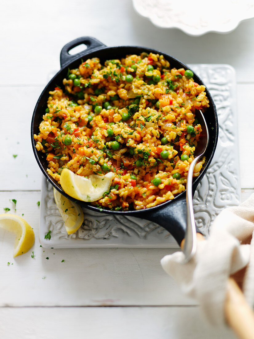 Gemüse-Paella mit Erbsen und Möhren