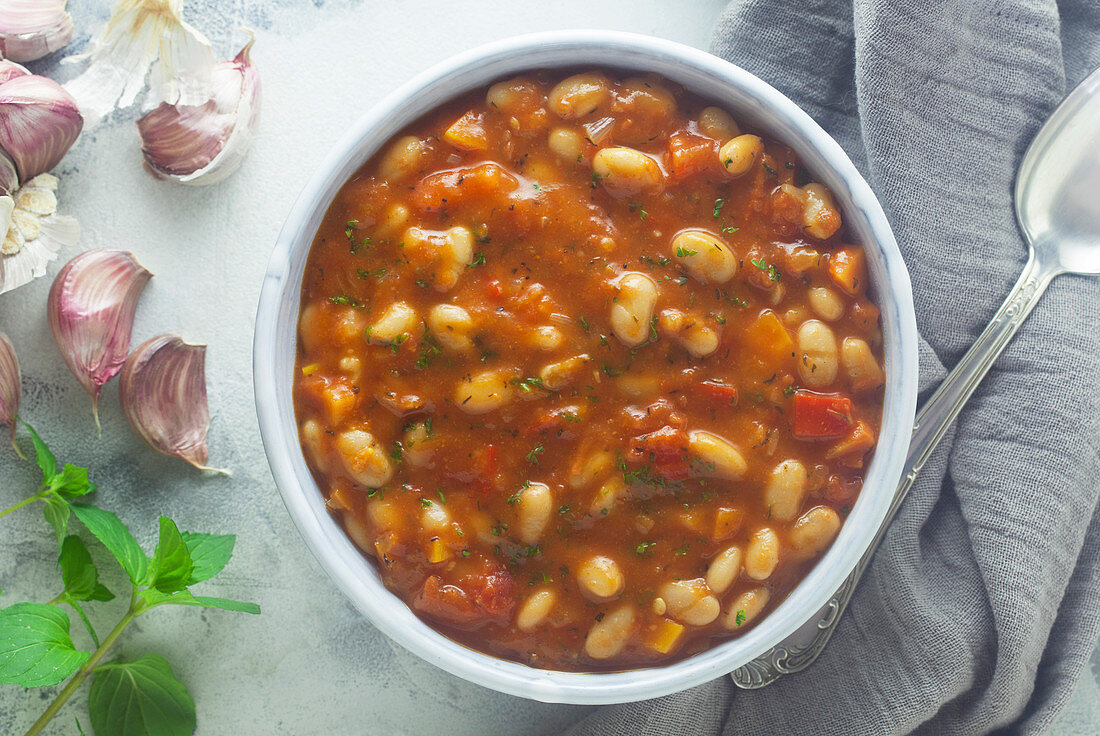 White bean soup with garlic and mint