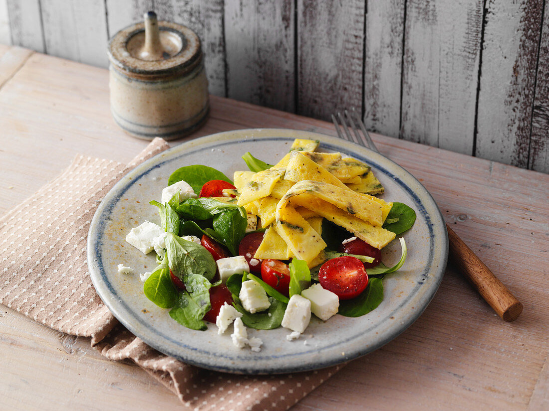 Egg strip salad with feta cheese, tomatoes and baby spinach (low carb)