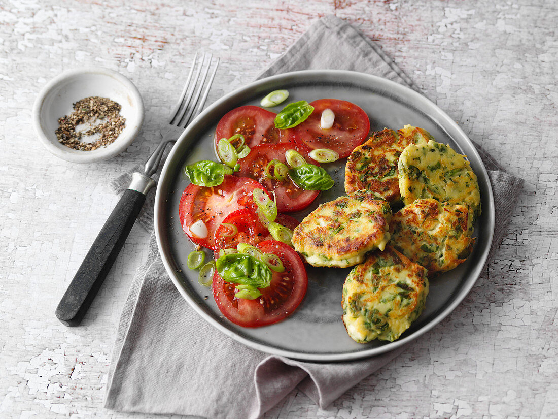 Ricotta-Spinat-Fritters mit Tomatensalat (Low Carb)