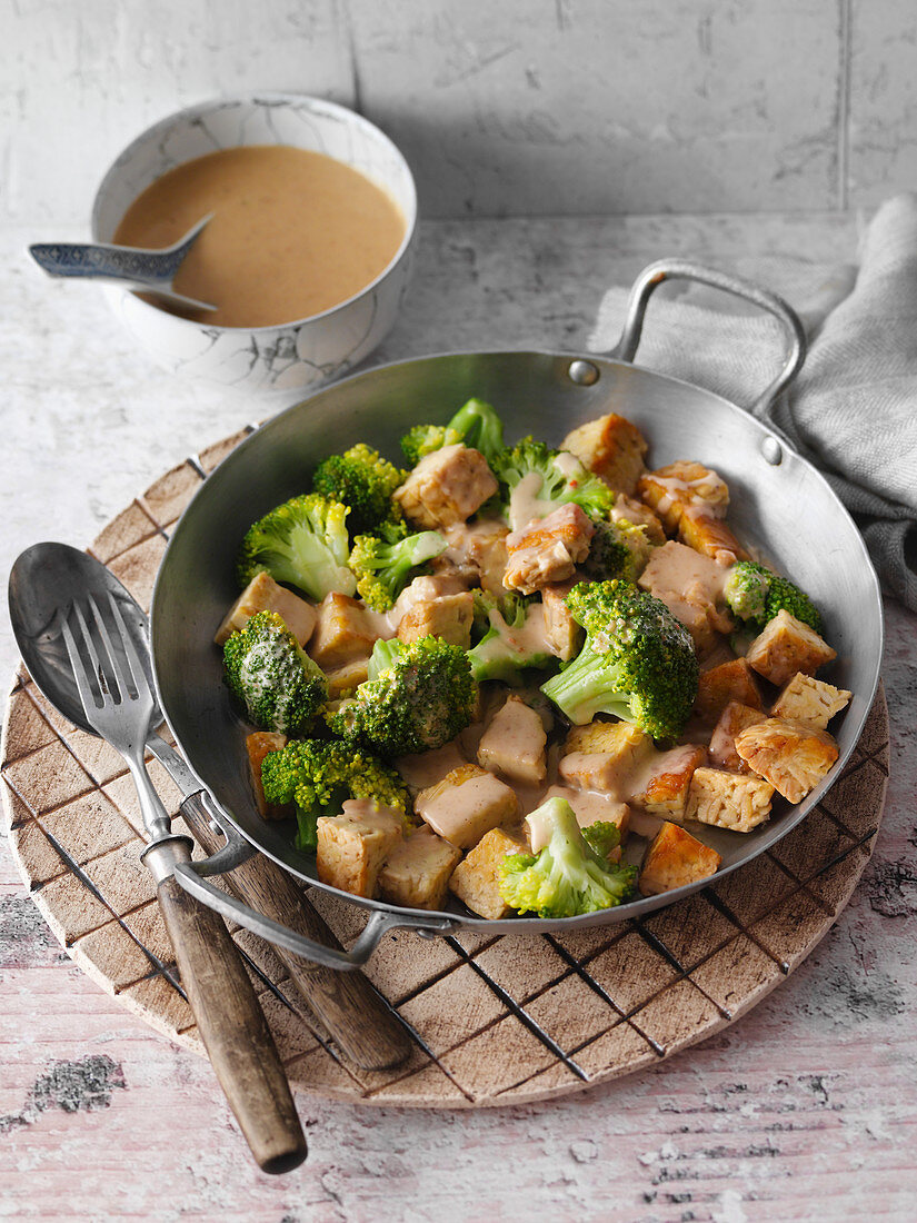 Fried tempeh and broccoli with peanut sauce (low carb)