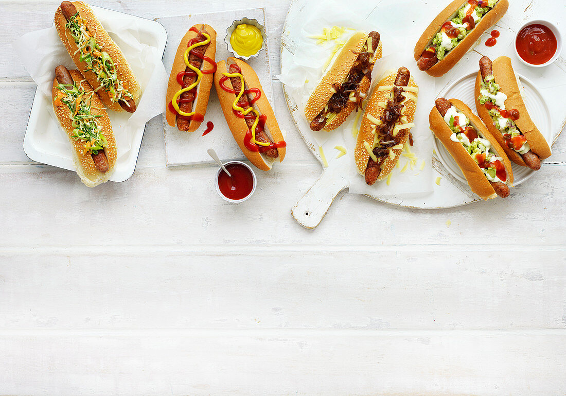 Verschiedene Hotdogs (mit Coleslaw, Käse und Zwiebeln, American Hotdogs, mexikanische Hotdogs)
