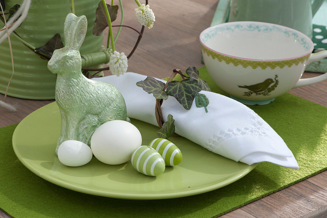 Plate with napkin, Easter bunny and eggs